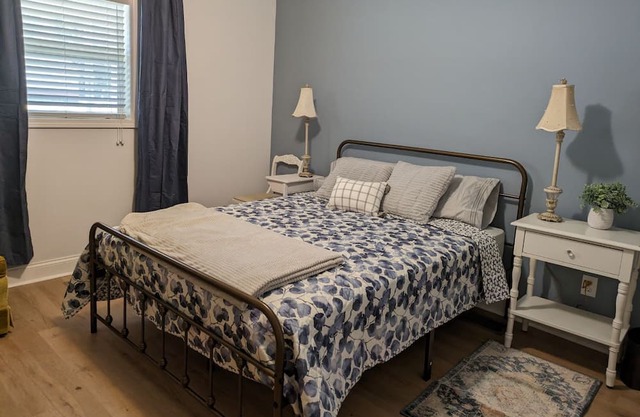 Fully furnished cozy 3-bed 2 ba house 1 mile from downtown charming Kannapolis.