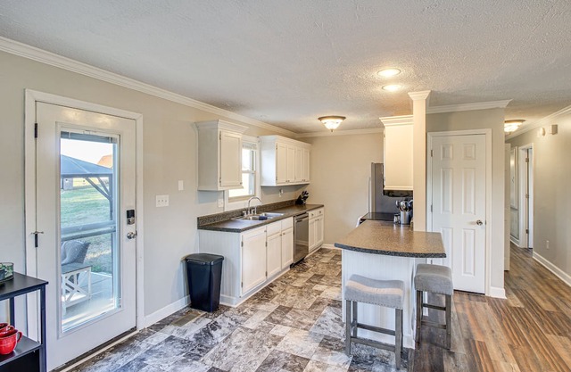 Charming Winchester Escape, 7 Mi to Downtown!