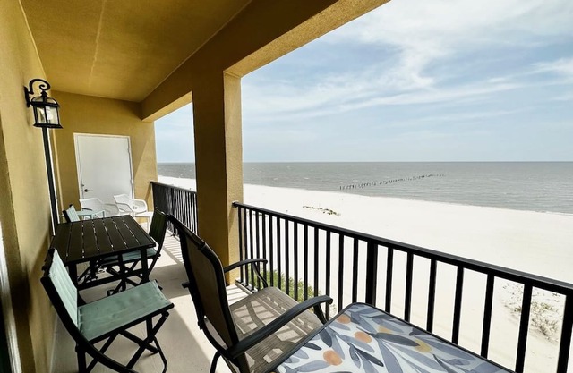 #732 Beautiful corner 2 bedroom beach front condo
