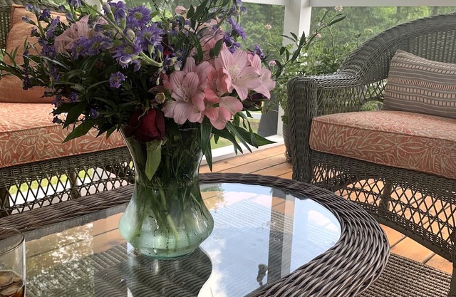 Lovely renovated 1810 farmhouse w/ 4 ensuite bedrooms, pool & river on 15 acres