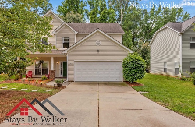 StaysByWalker 3BR Home + Loft! Backyard!