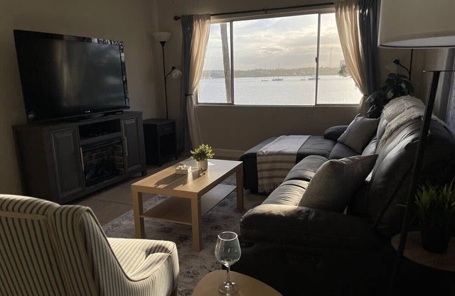 Relaxing Riverview Apartment | 5min from the Beach