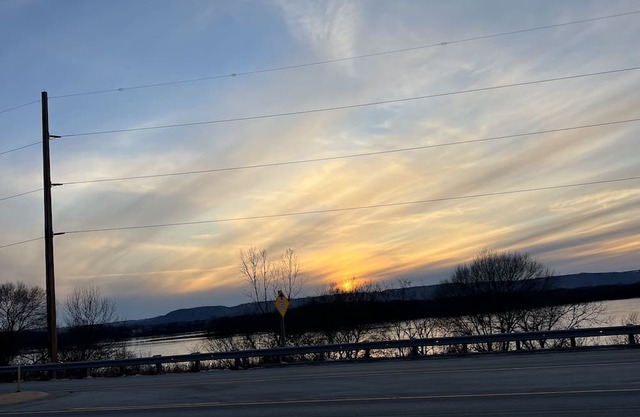 Overlooking Lake Onalaska -- Two full-size beds + bath in nostalgic motel