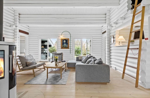 Relax in this beautiful log cabin near the beach.