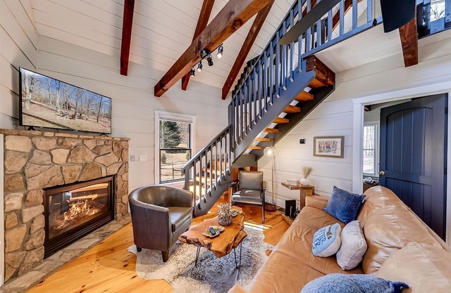 Riverland Retreat- Dog Friendly Cabin Located in an idyllic riverfront