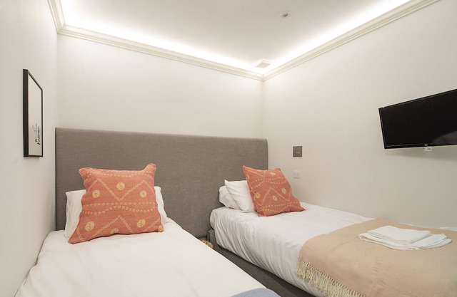 Twin bed Kensington Studio, 5mins to Kensington Palace & 10mins to Portobello Rd