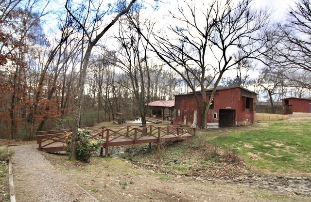 Cozy Classy Cabin - pet friendly! Only 1 minute from Lenoir City's main street