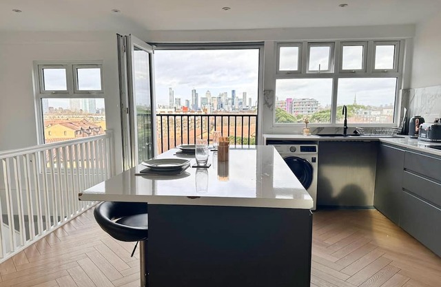 Urban Loft: Modern 1-Bed with Skyline Views, 10 mins to London Bridge