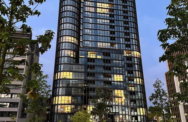Luxury, New 1 Bed with City Skyline Views! 3min to train.