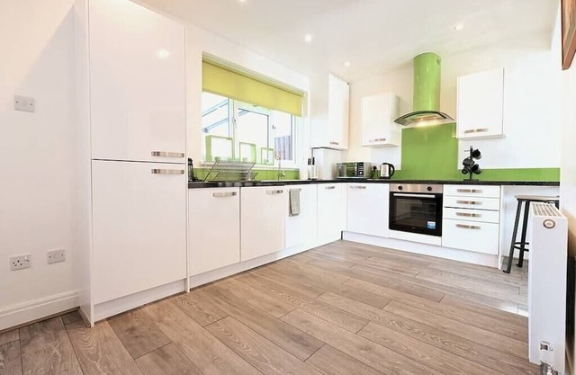 Vibrant 3BD home with great links to the city