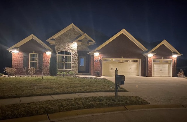 Kentucky Derby 150! Private Home all Brick, 3 car garage w/hot tub