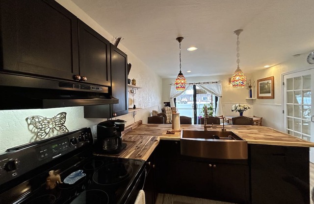 Weekend getaway!! Beautiful newly renovated townhouse.