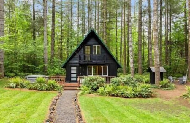 Elk Cabin near Lake Merwin + Hot Tub