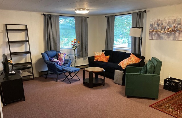 Cosmopolis. Forest Hill 2 BR Get-Away.