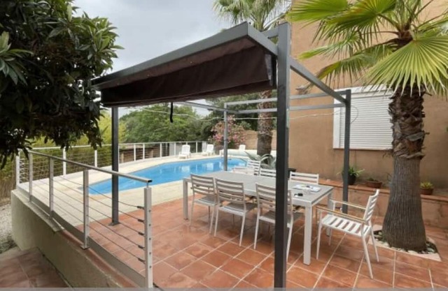 VILLA WITH SWIMMING POOL SURROUNDED BY CICADAS AND AT THE FOOT OF THE GARRIGUE