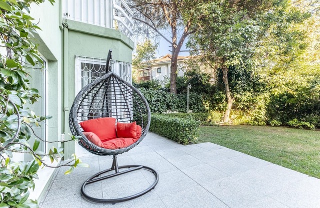 Flat with Garden 10 min to Bebek Shore