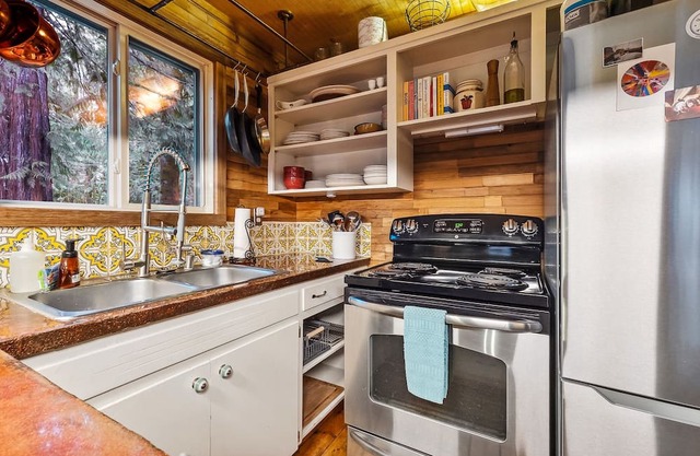 Huckleberry Cottage - huge yard, nearby river access!