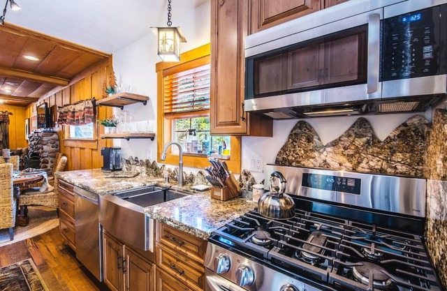 Enchanting Cozy Cabin remodeled, walk to lake, pet ok ,FAB hot tub, amenities