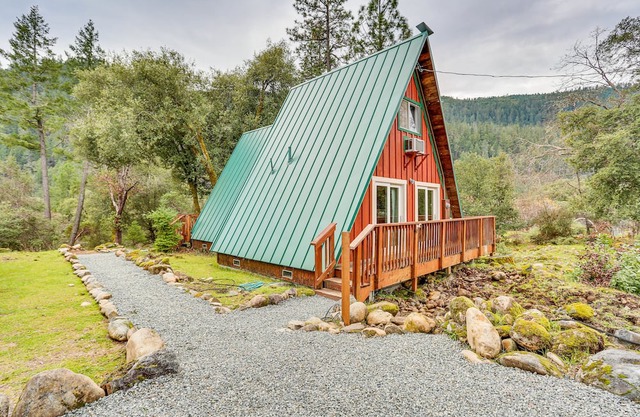 Secluded Village Gem w/ Deck, Trinity River Access