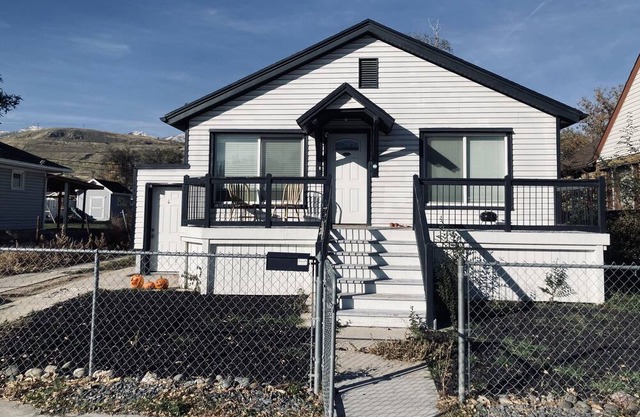 Cozy 2 bedroom, 1 bathroom apartment