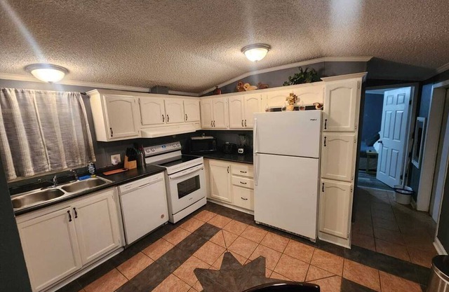 10 Bedroom Secluded Compound with abundant parking
