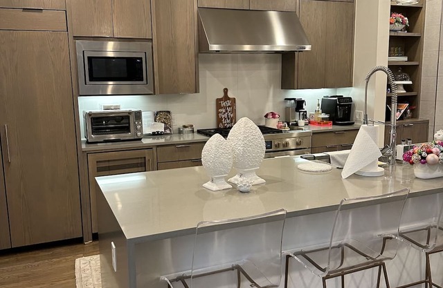Stunning Modern/Safe/Clean... 4 bed 4.5 bath 3700sq ft . Pool & game room.