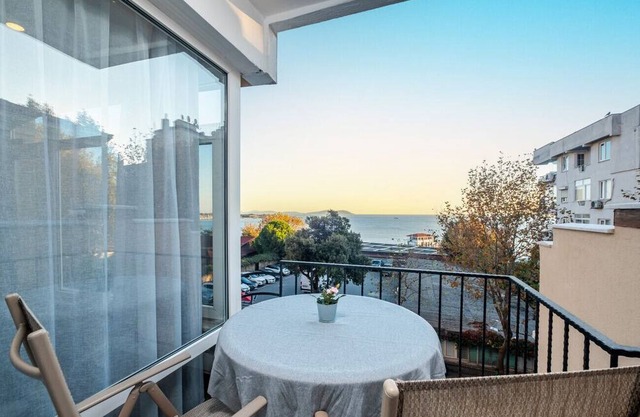 Chic Flat with Balcony near Moda Shore