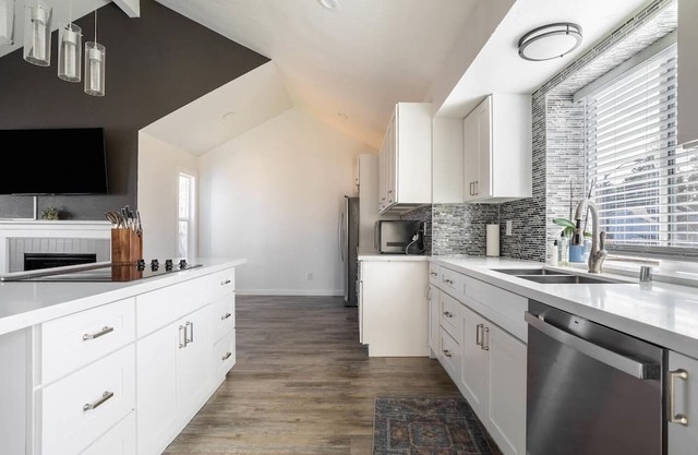 Upscale Kent 1BR, close to Groceries, Shopping & Movies, by Blueground
