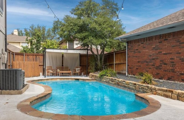 Dup Stunning Pool, Beautiful 3/2 home w/Outdoor Space!