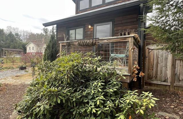 Tiny Home in Mars Hill with outdoor sauna , 15 min from downtown Asheville