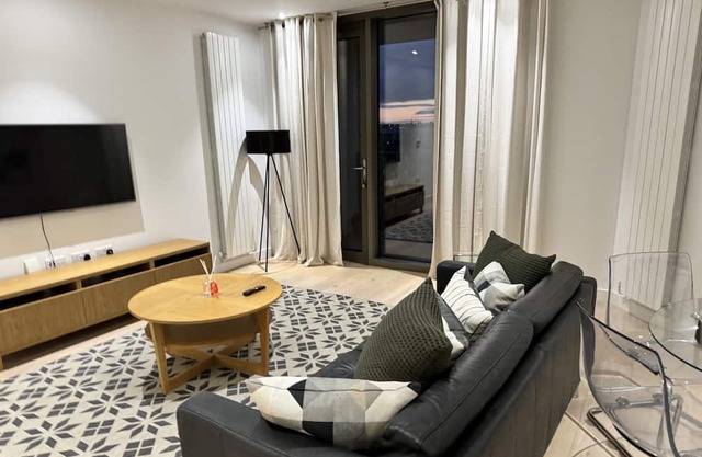 Docklands Stunning 2 bed Apartment London