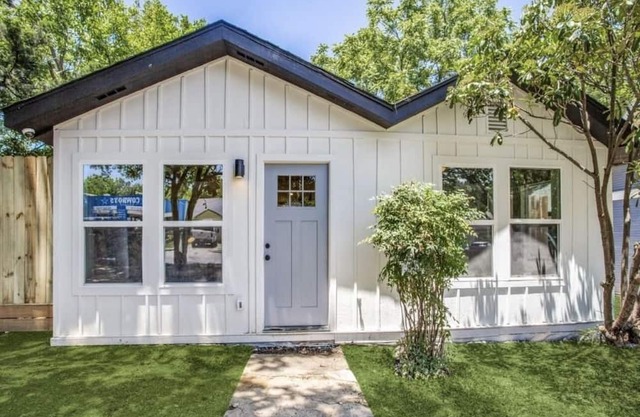 Modern 3 Bedroom Home near bishop arts