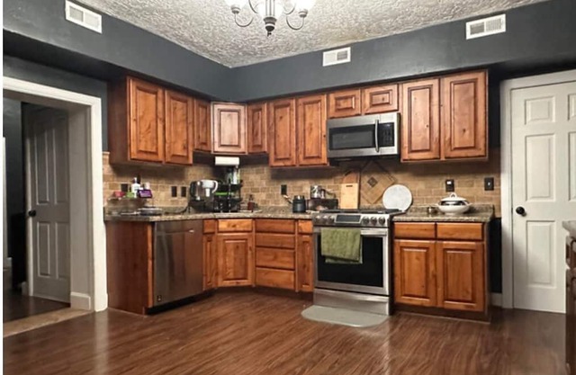 Cozy large home w/ mountain views! Perfect place to stay to hunt, fish & hike.