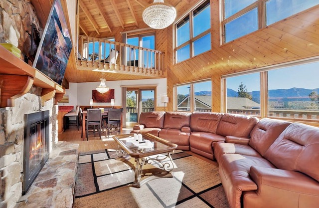 2394-mt Verdi Mountain Manor 4 Bedroom Cabin by RedAwning