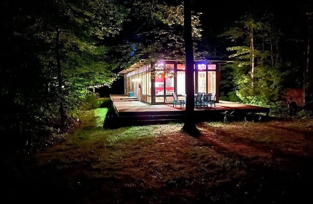 Mid-Century Modern Cabin-Relax and unwind in this beautiful escape on the lake