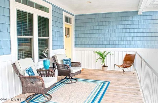 Cozy Home 10-15 min scenic walk from the beach!