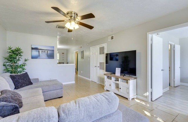 College Station Apartment: 3 Mi to Texas A&M
