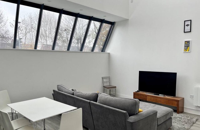 Pass the Keys | Stylish Unique 2 Bed Duplex Apartment with Parking