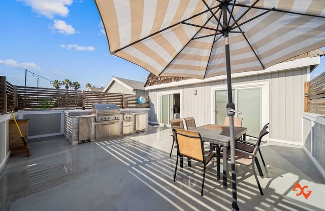 Remodeled Beachy Bungalow 500 Feet from the Sand