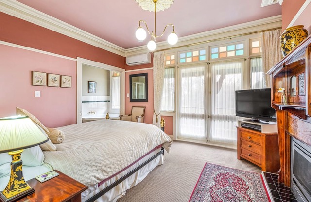 800metres to the beautiful village of Leura, close to all the major attractions
