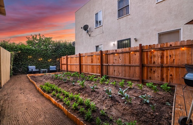 NEW Mid Term Rental: Backyard & Deck, Beautiful garden, Parking Garage, Pets Ok