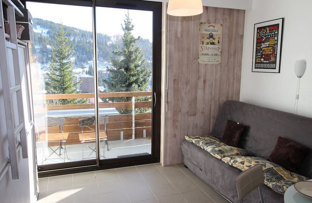 Renovated, well-equipped studio with south-facing balcony