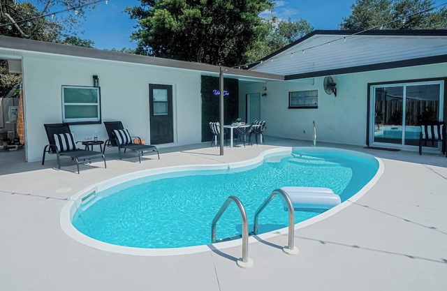 4-bedroom vacation home near Tampa Riverwalk - 6-minute drive