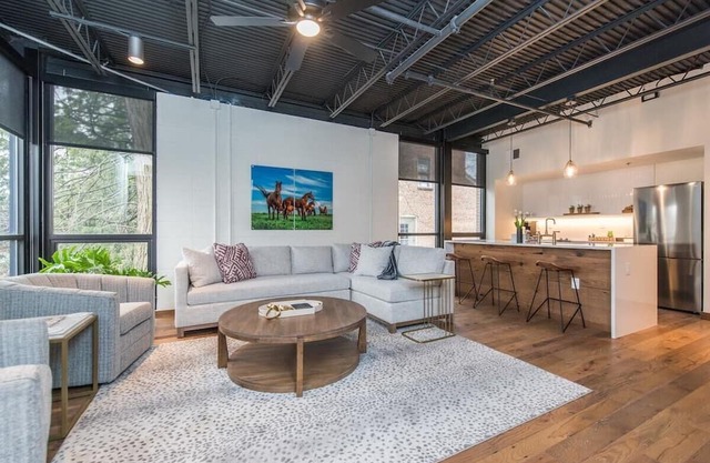 This serviced apartment is a 2 bedroom(s), 2 bathrooms, located in Lexington, KY.