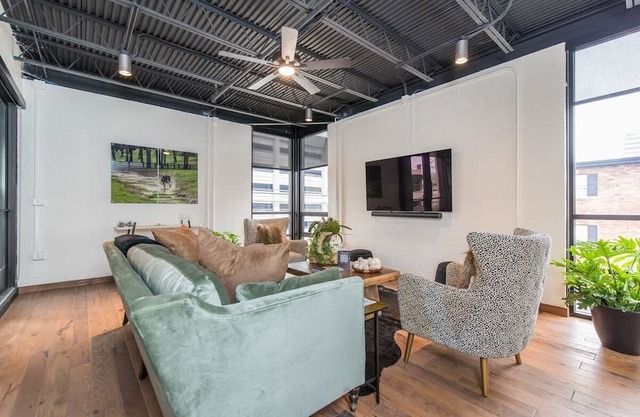 This serviced apartment is a 2 bedroom(s), 2 bathrooms, located in Lexington, KY.