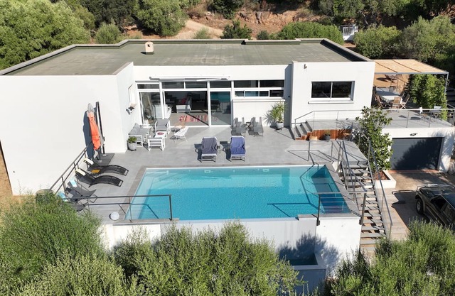 Villa 6 to 12 pers, swimming pool, 3mn walk to beaches, restaurants & water activities