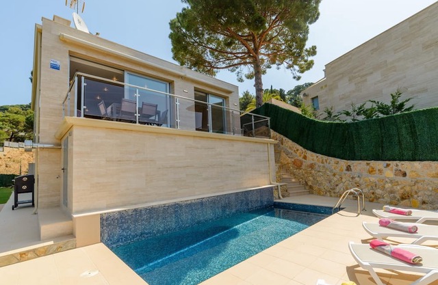 Fiona by Danlux Imvest.. bonita casa con piscina