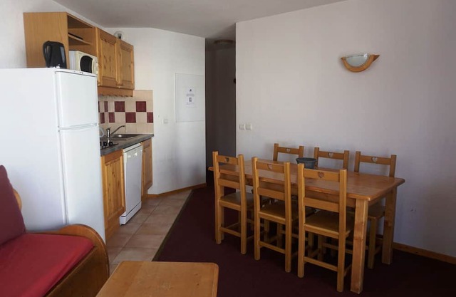 Modern Apartment for 6 with Balcony, Parking, and Free WiFi Near Slopes and Shops