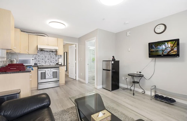 The Bright and Cozy Suite in Nice City - Vancouver!