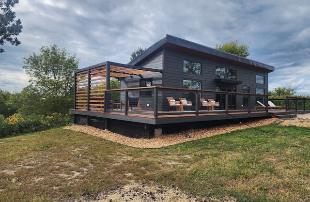 Secluded Modern Cabin with Bluff Views, Hot Tub, Fire Pit.
